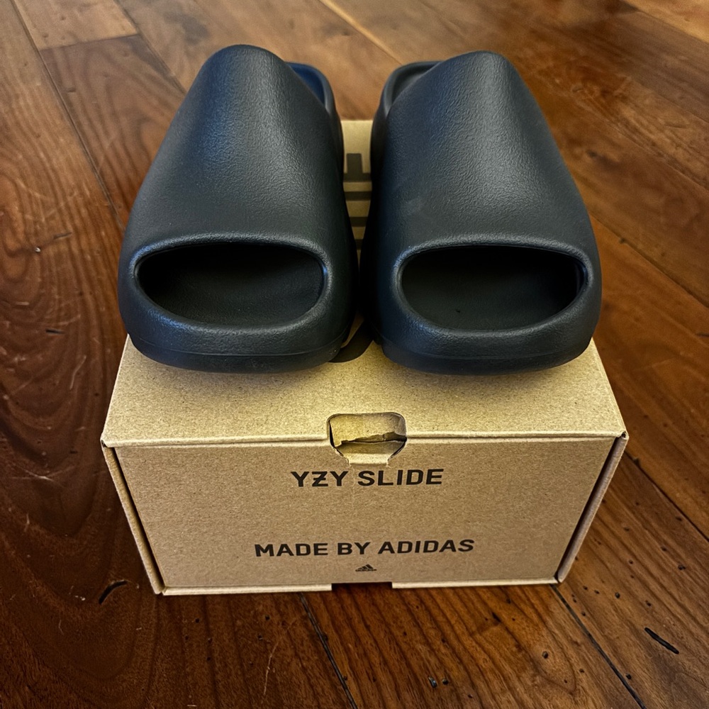 Adidas Yeezy Slides (Kids)